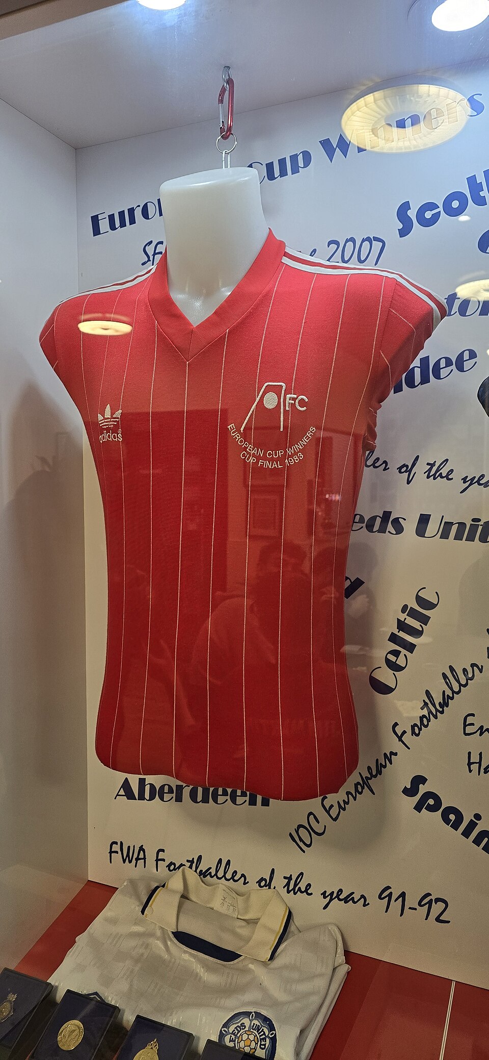 Front of the Aberdeen 1982–83 home football shirt