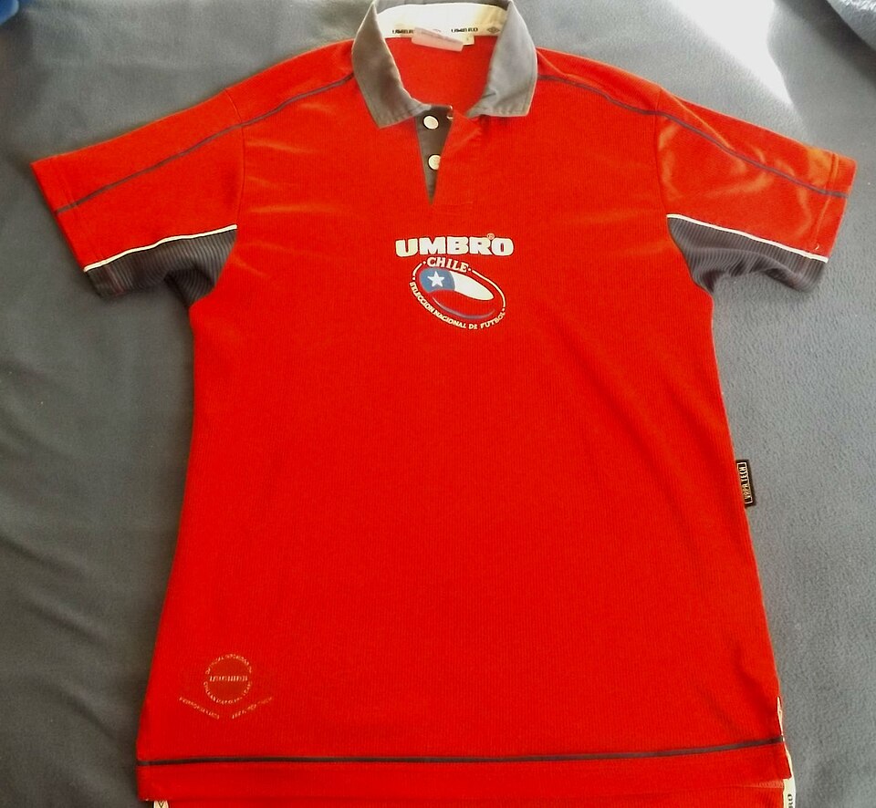 Front of the Chile 2000–03 home football shirt
