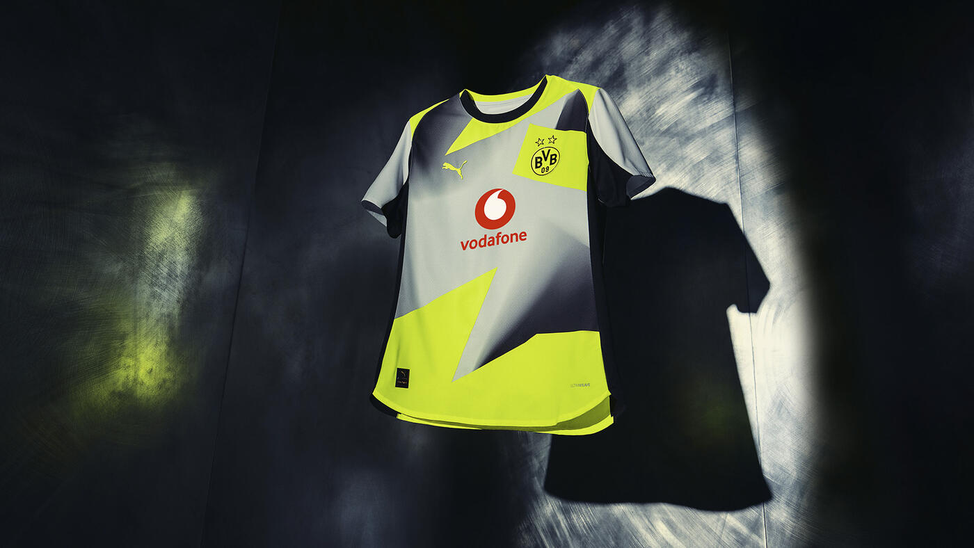 Front of the Borussia Dortmund 2025–26 away football shirt